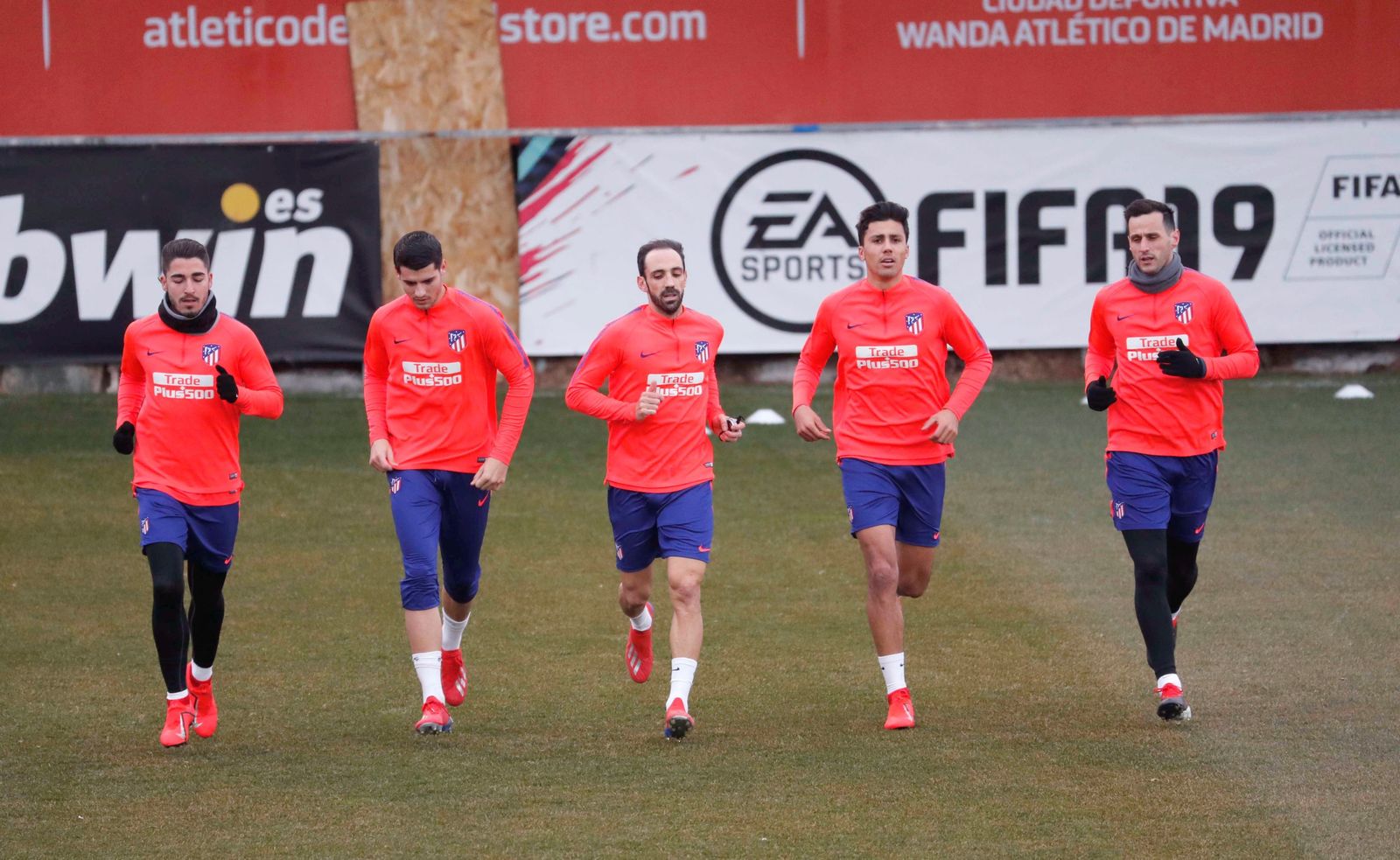 Varios jugadores atléticos calientan durante un entrenamiento esta semana