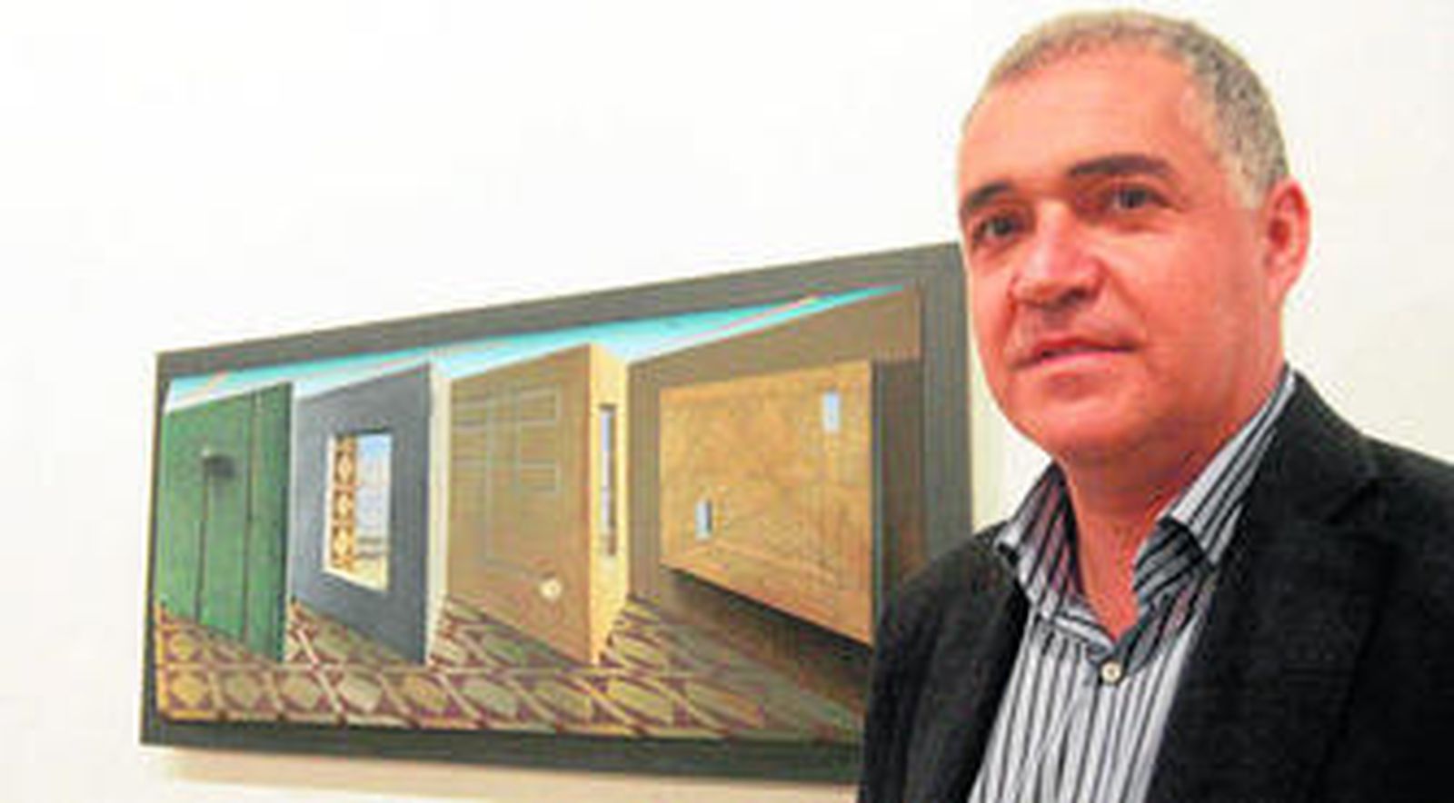 1. El artista tarifeño, Antonio Rojas, autor de la exposición 'Especies de espacios' posa junto a su obra titulada 'Estrecho y recorrido'. 2. Una persona observa el cuadro denominado 'Cádiz', uno de los diseñados con la perspectiva del 3D 3. Esta imagen lateral permite observar el juego que el artista realiza con el relieve sobre la madera pintada, ayer. / Fotos: José María Quiñones