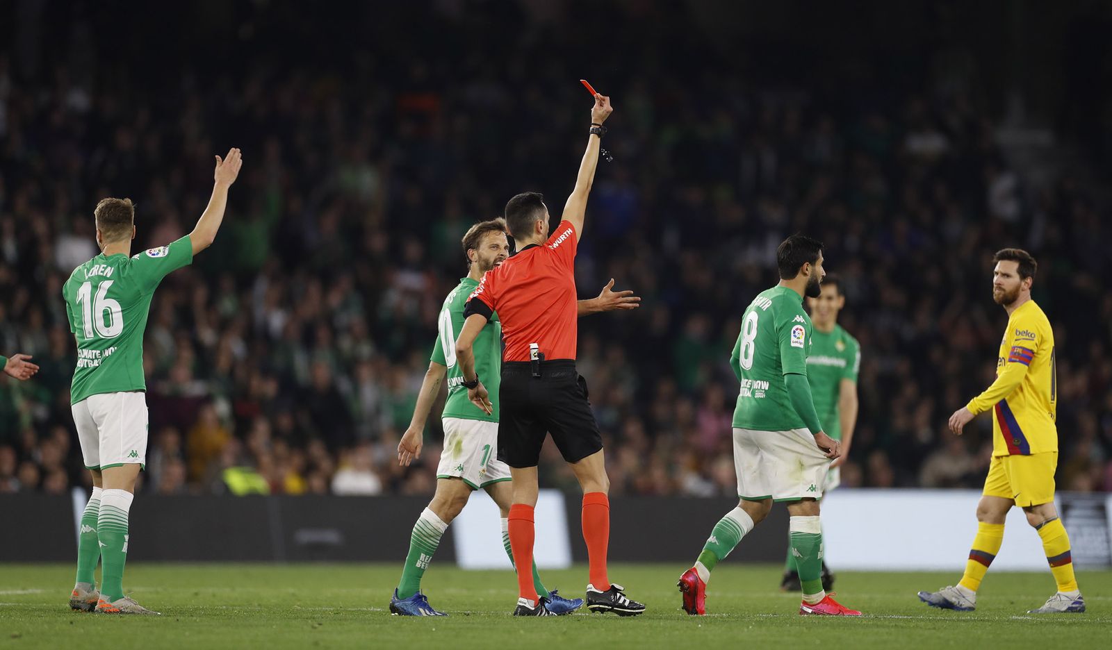 Sánchez Martínez le muestra la tarjeta roja a Fekir.