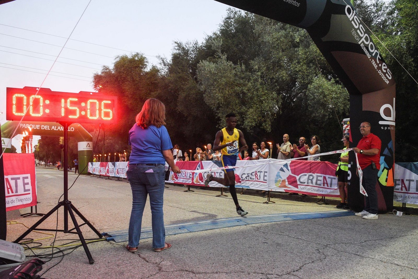 Kone Yossodjo llega a la meta tras atravesar el pasillo de antorchas.
