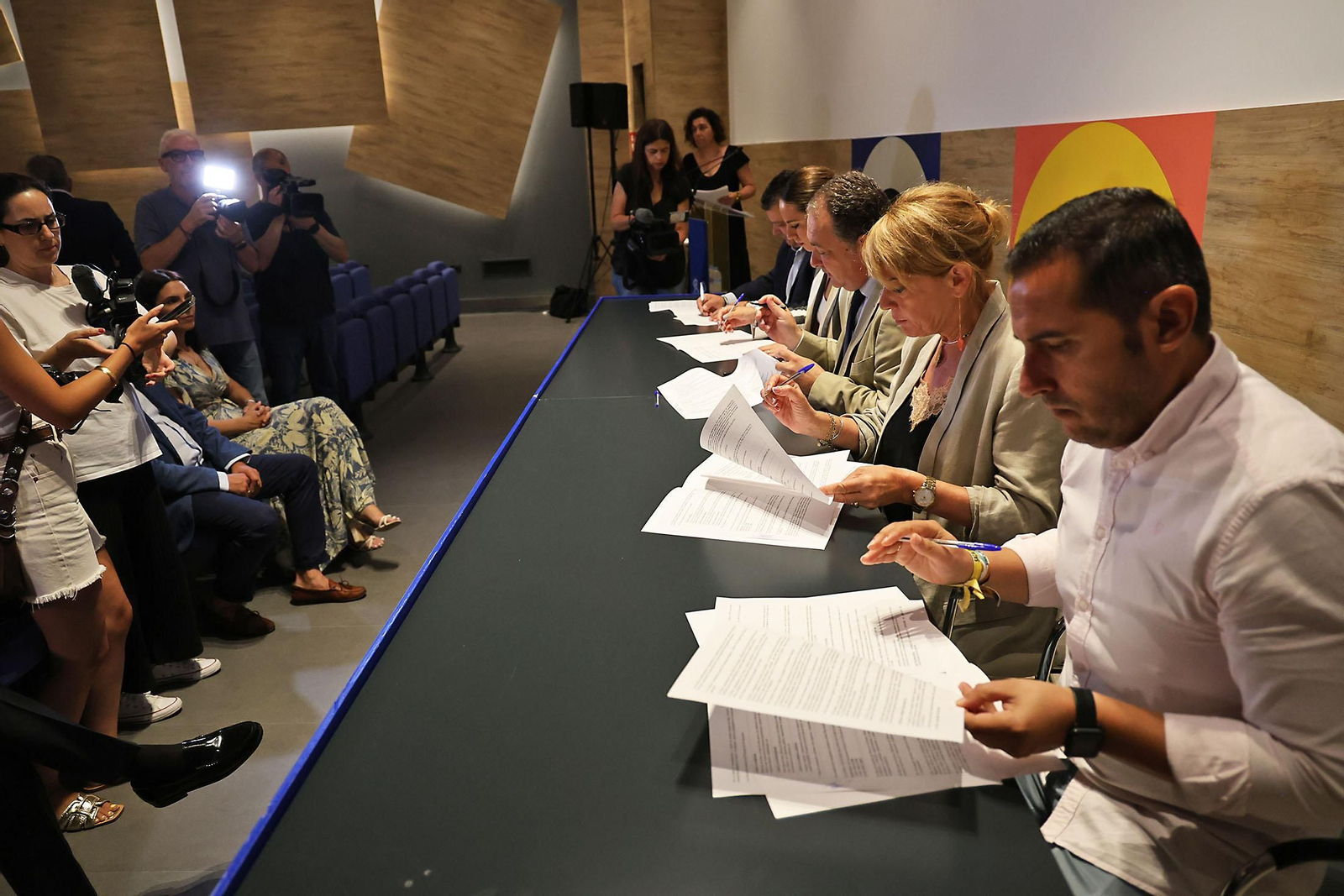 Imágenes de la firma con alcaldes de 34 municipios los convenios del programa 'Tu Diputación Invierte'
