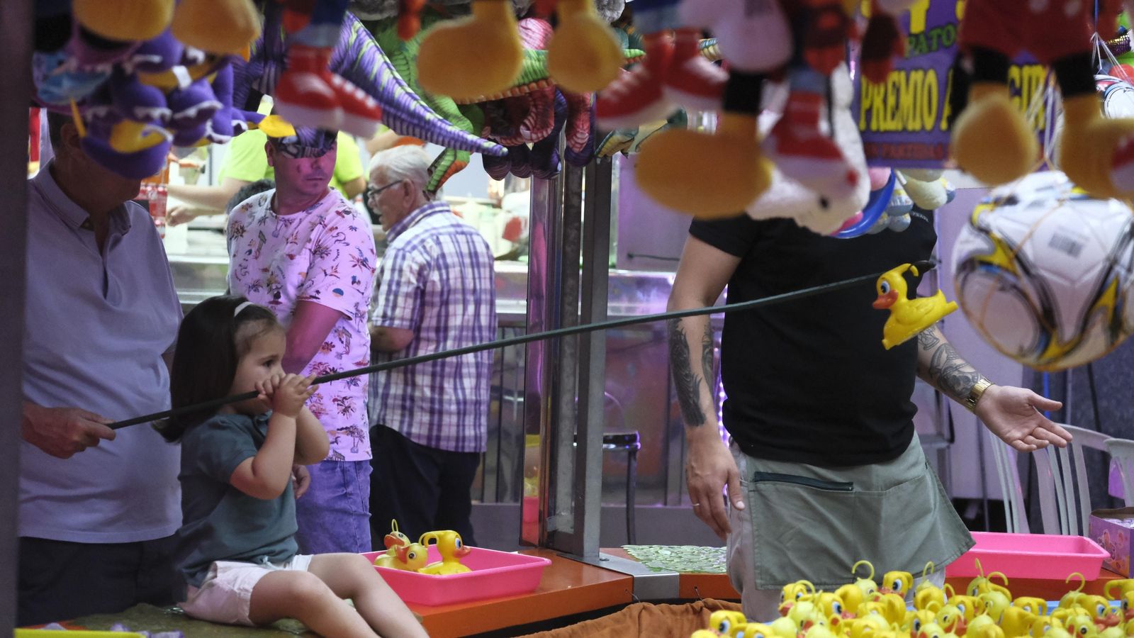 Una niña juega en las atracciones.
