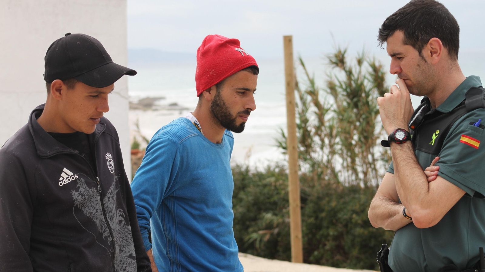 Varios ocupantes de la patera que llegó a Caños de Meca fueron interceptados por la Guardia Civil.