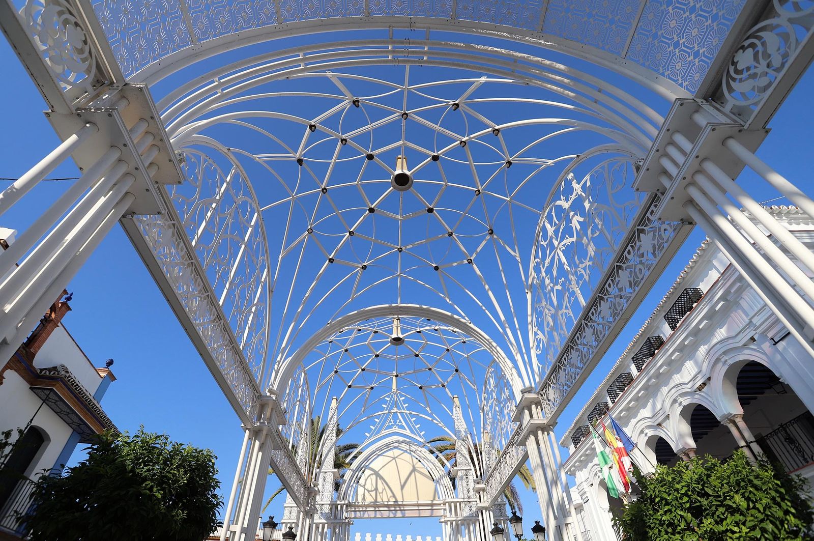 Imágenes de la Virgen del Rocío y sus nuevas andas