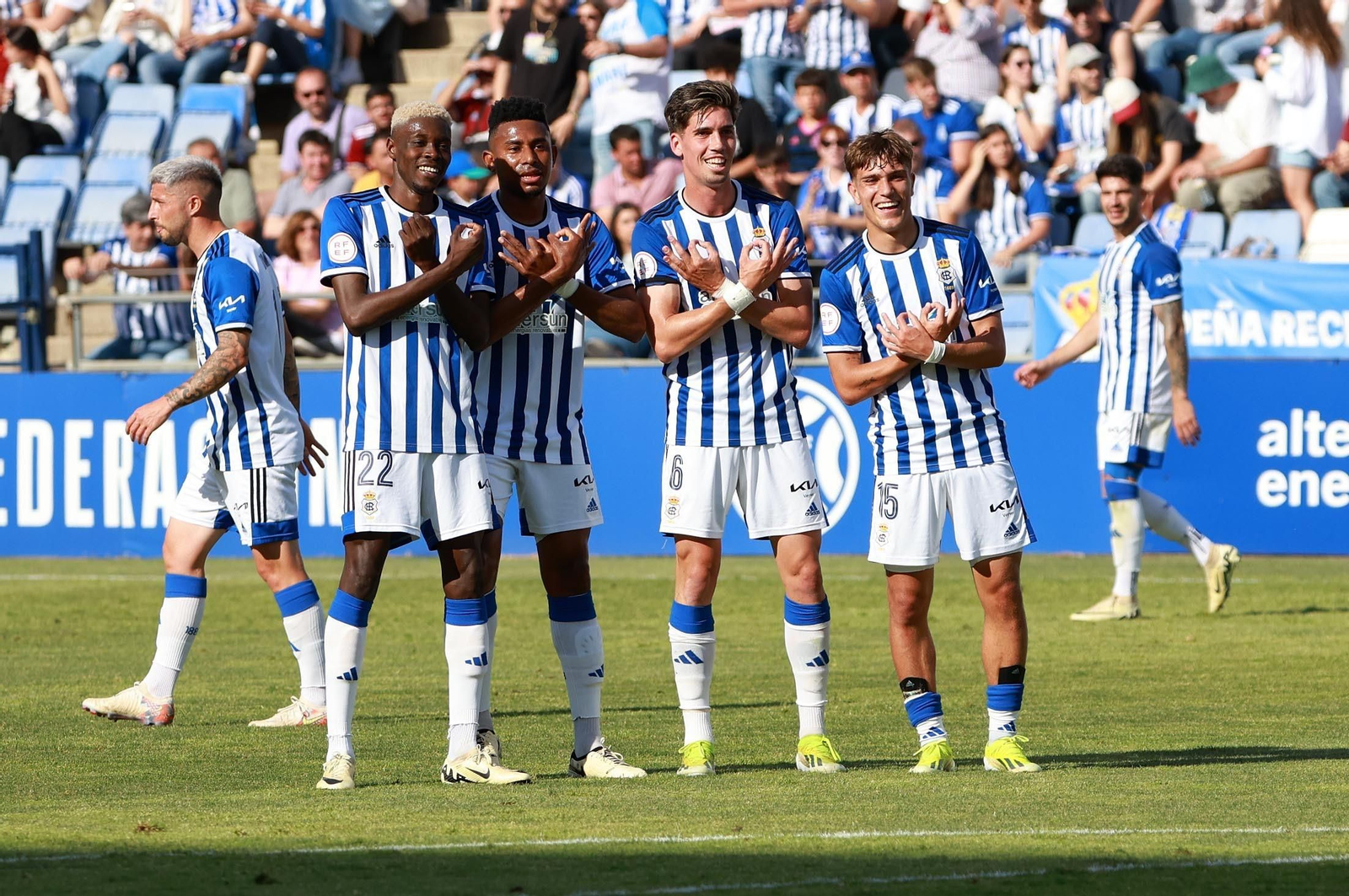 Cuatro de los jugadores que se marcharon en verano celebran un gol la pasada temporada.