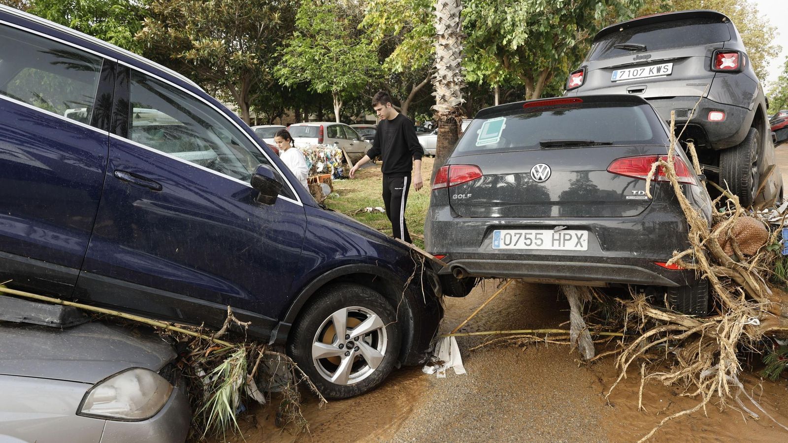 Así han quedado las calles de Valencia: desolación, barro y coches amontonados