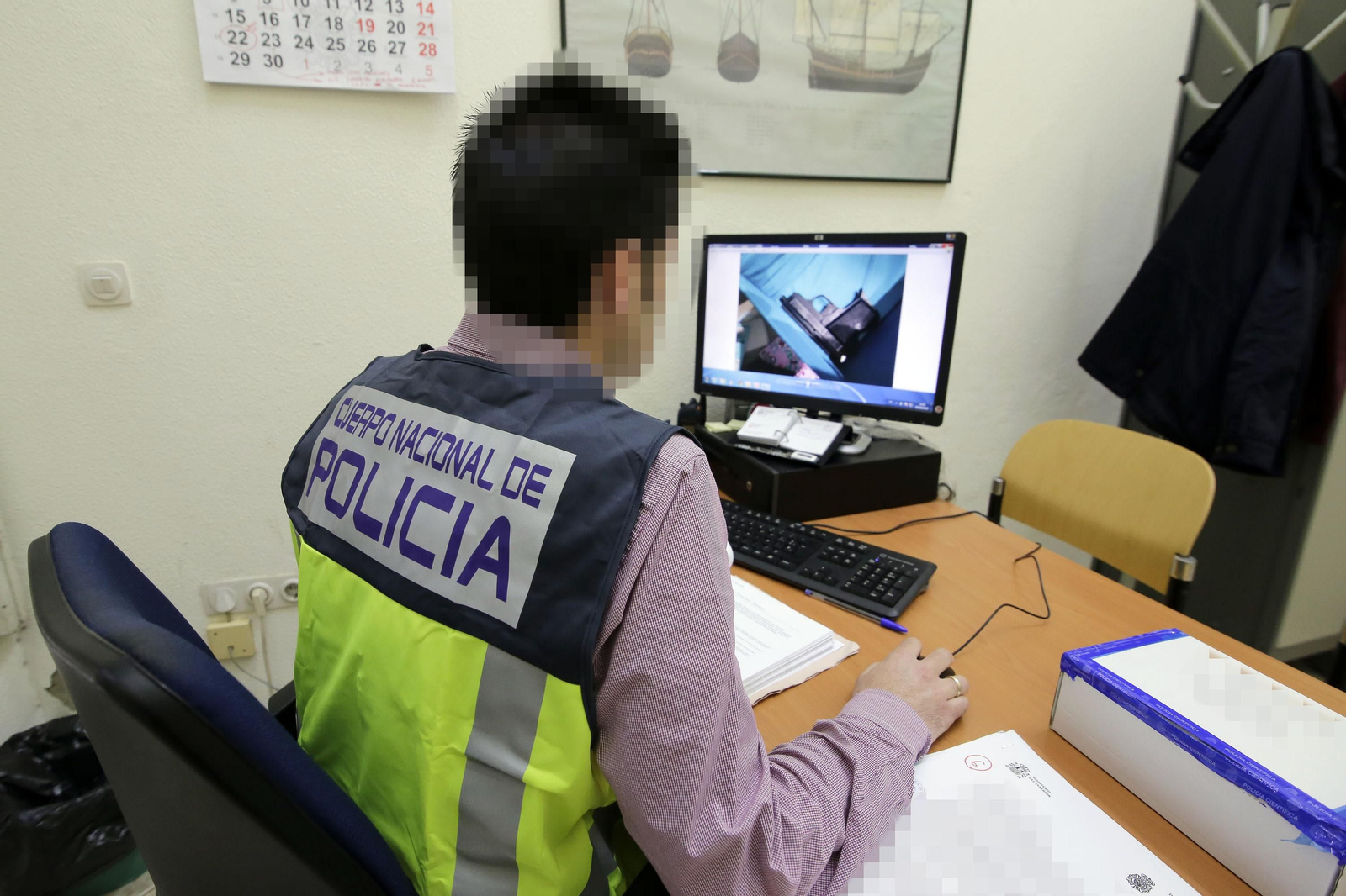 Un agente de la UDEV de Jerez investiga delitos informáticos en su ordenador de la comisaría.