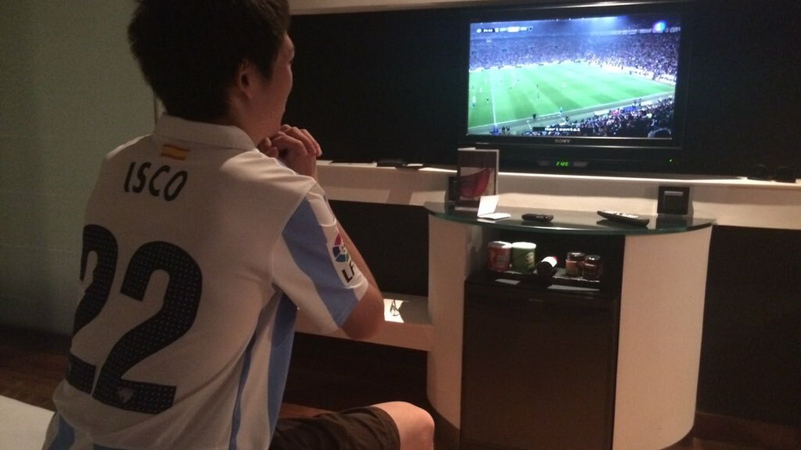 Yuki Ikeda contempla un partido del Málaga.