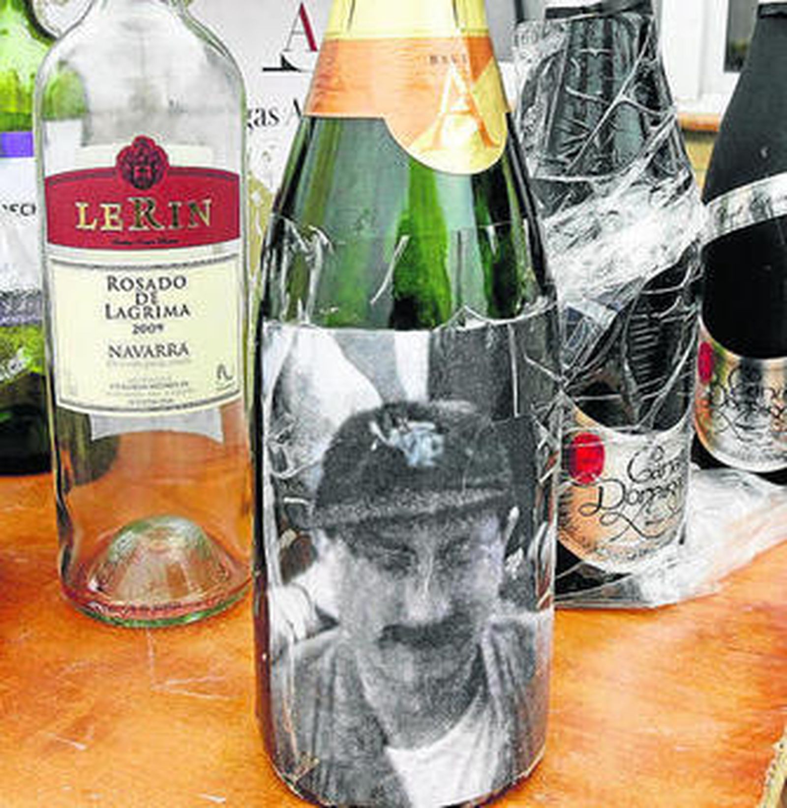 Los restos de la 'fiesta', con la botella de cava homenaje al etarra.