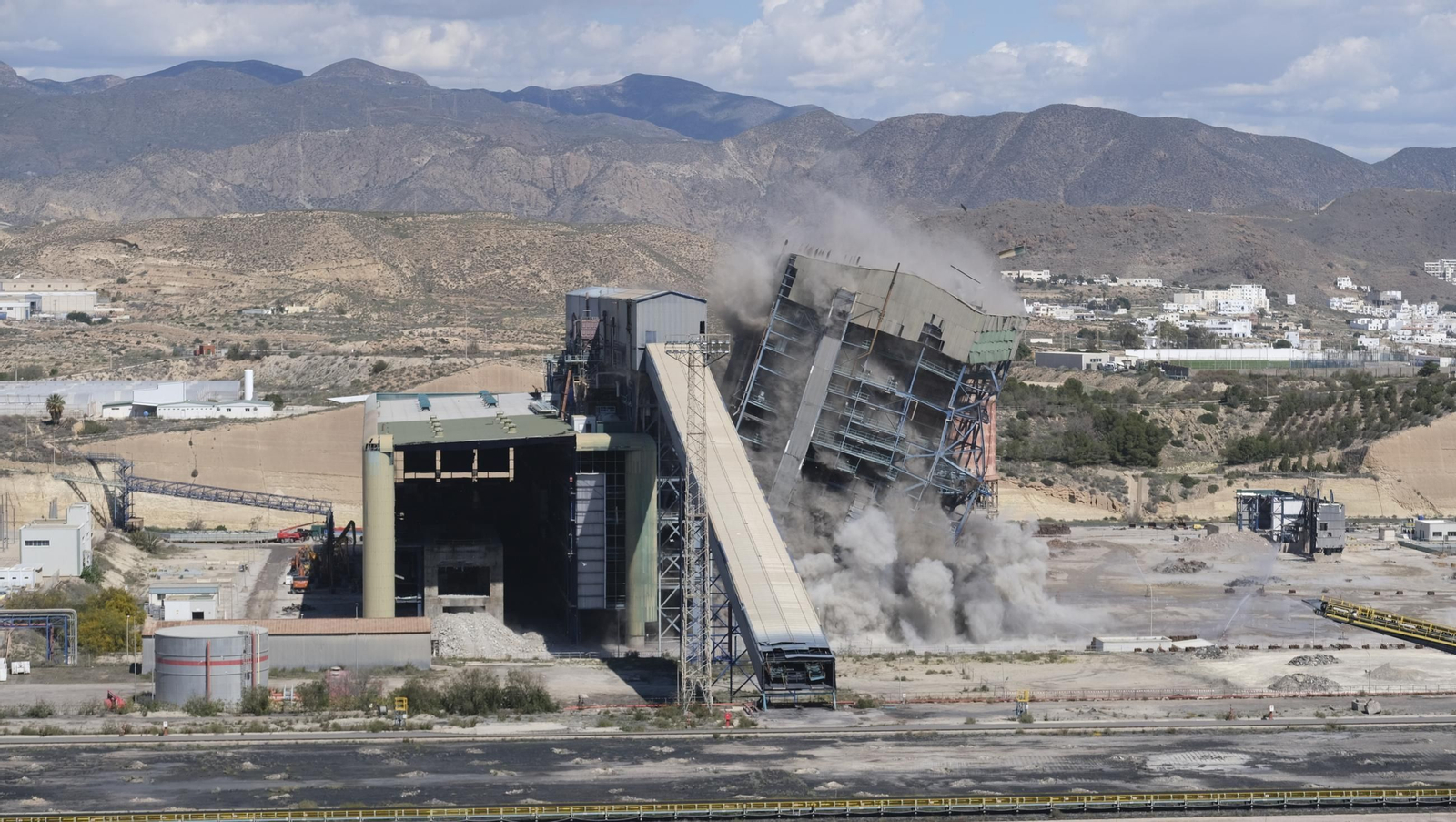 La voladura-demolición de la central térmica de Endesa en Carboneras, en imágenes