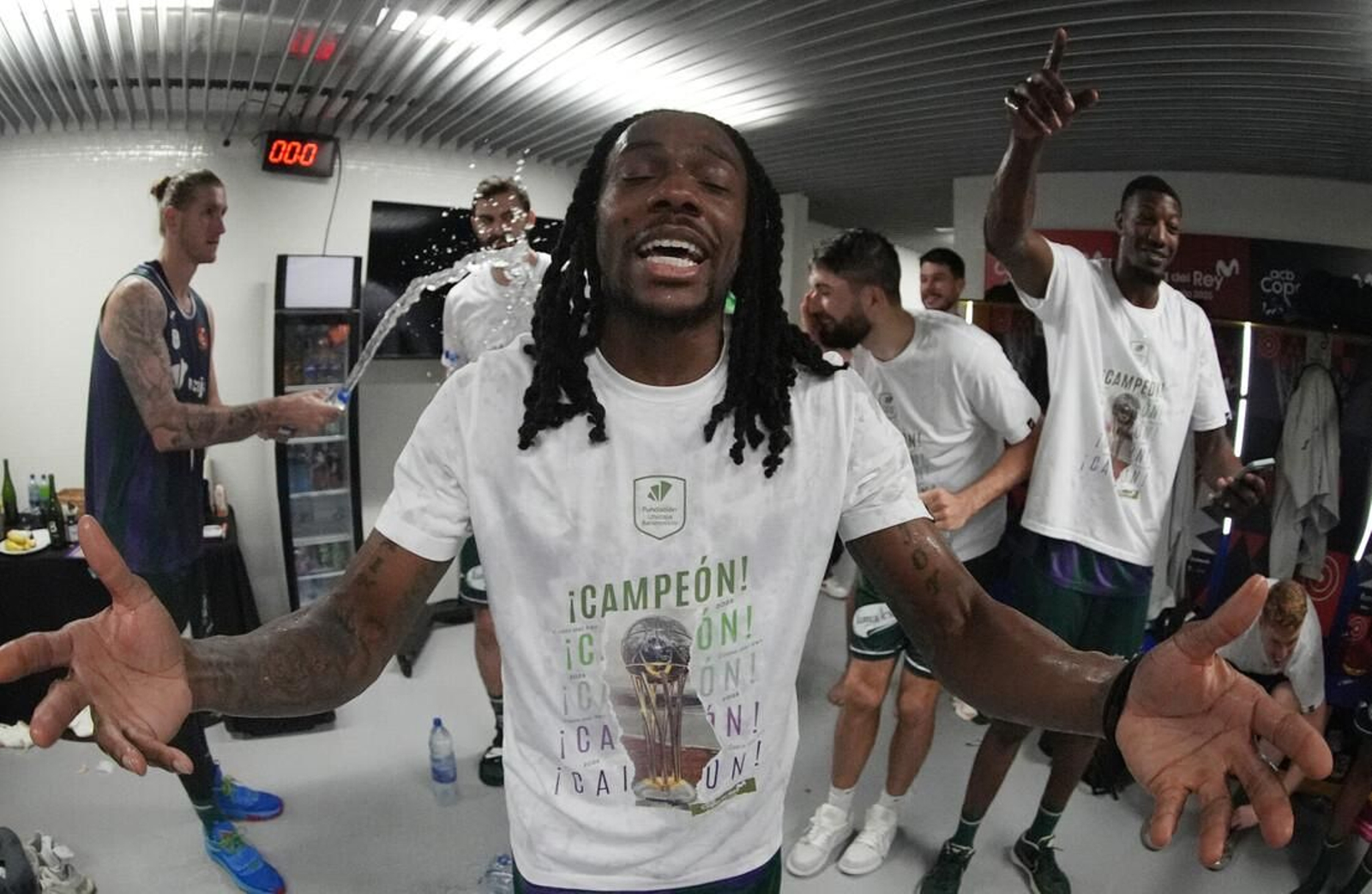 El Unicaja, campeón de Copa: Todas las imágenes del partido, la fiesta y la llegada a Málaga