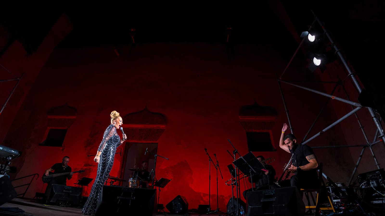 Actuación de María de los Ángeles Marín en San Fernando con motivo de la Semana del Mayor.