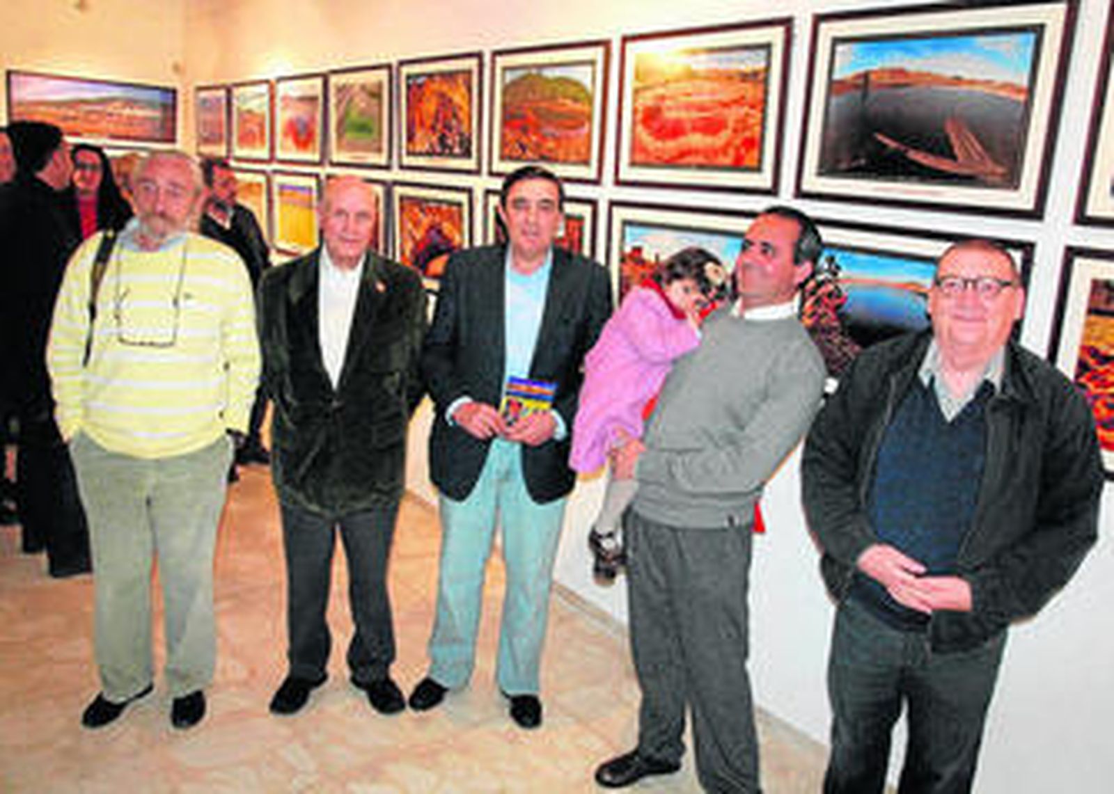 El delegado de Educación, con cuatro de los fotógrafos que participan en la muestra.