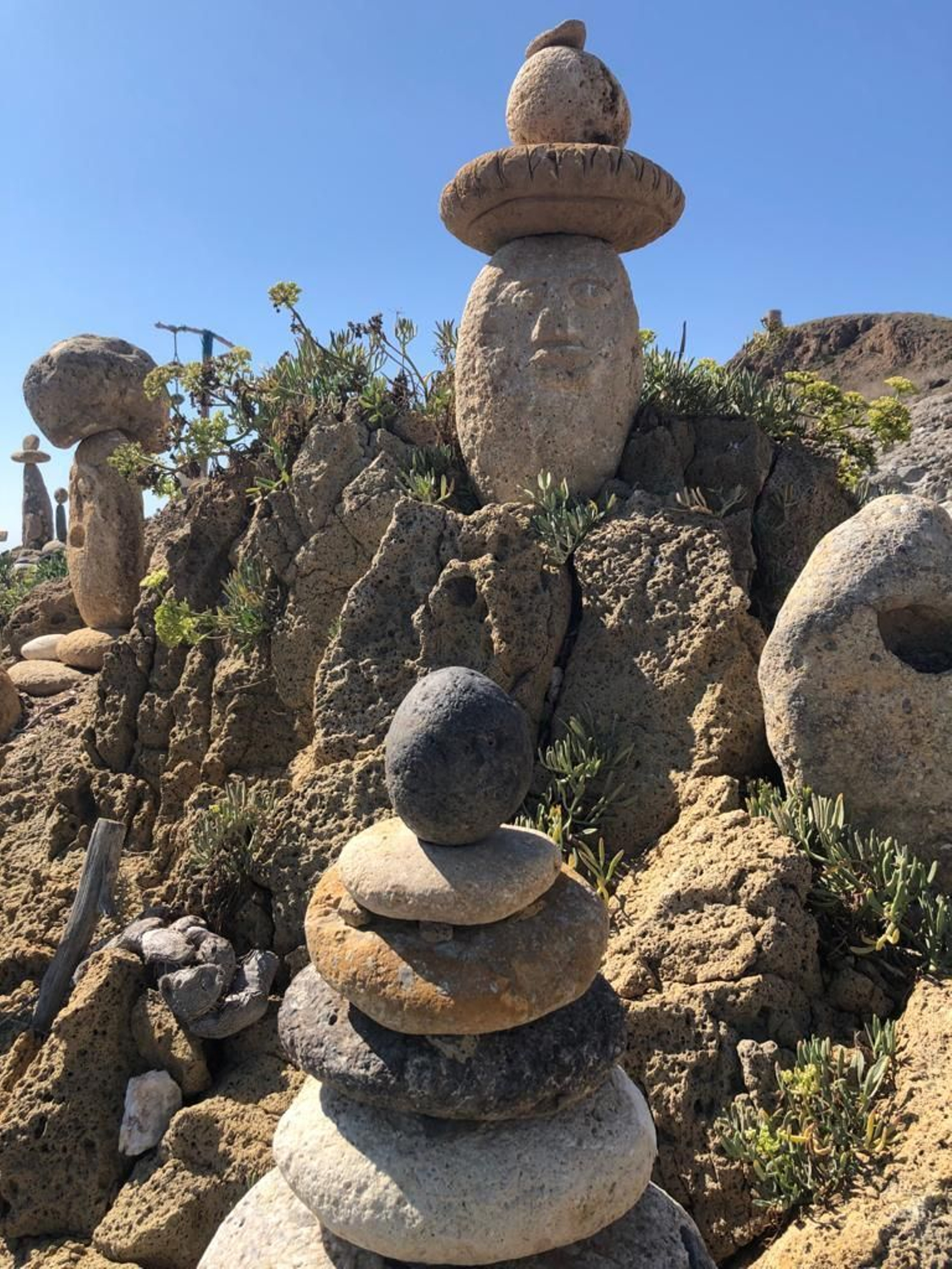 Piedras talladas como si de rostros se tratasen