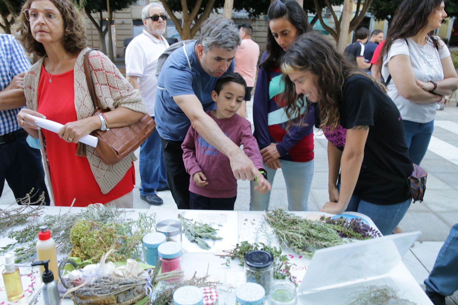 Los niños se interesan por las plantas de este estand.