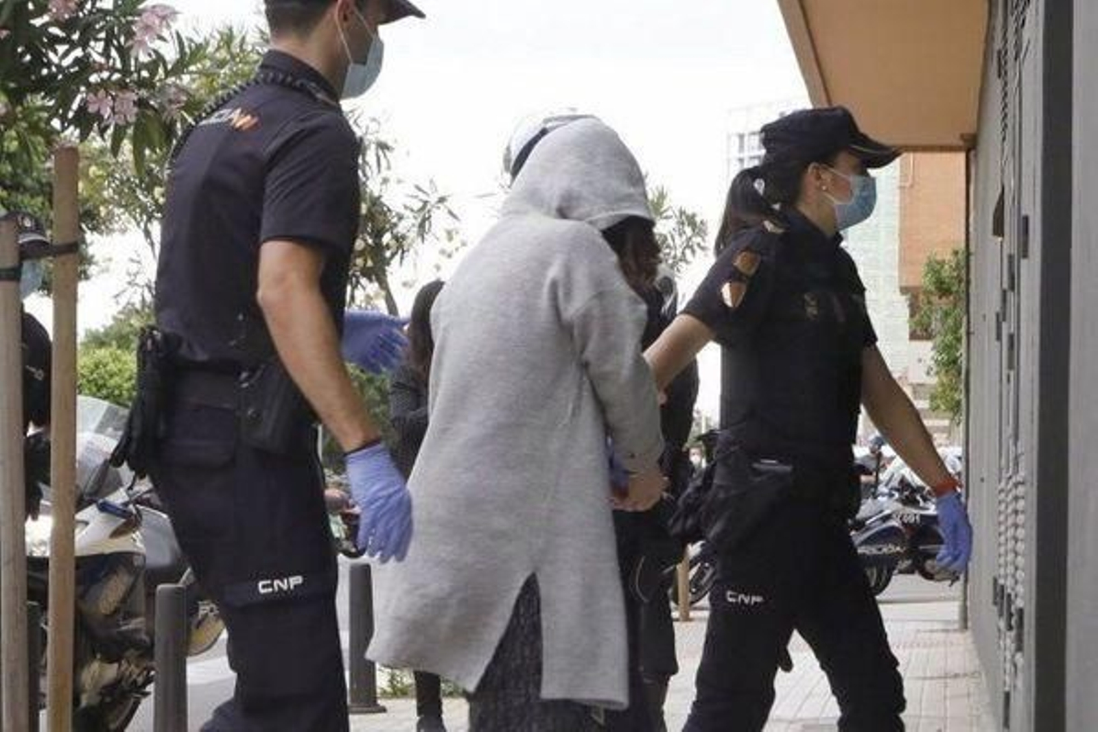 Llegada de la acusada al Juzgado de Mislata tras el hallazgo del cadáver