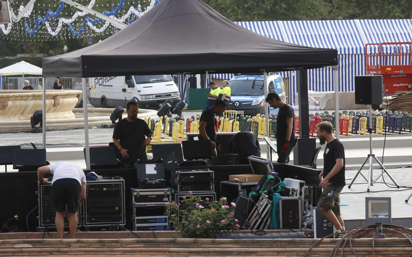 Los preparativos para el desfile de Dior en la Plaza de España