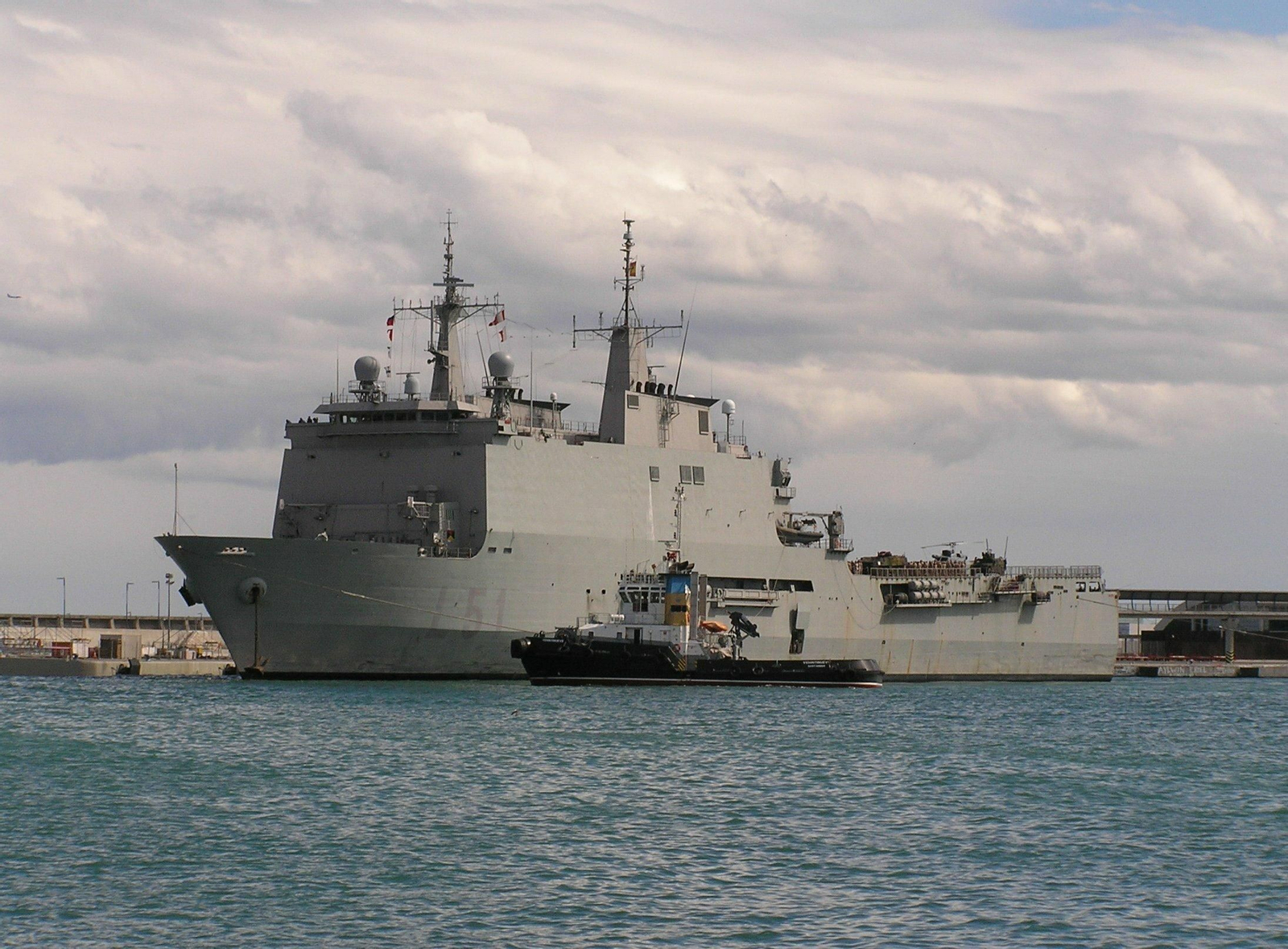 El buque de la Armada 'Galicia L-51' atracando este viernes en el Puerto de Málaga.