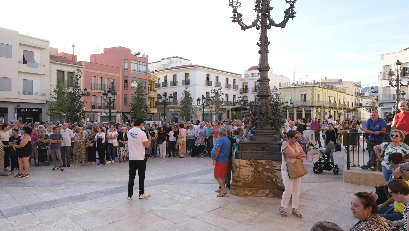 Las fotos de la masiva concentración por el asesinato de Antonio Campos en Berja