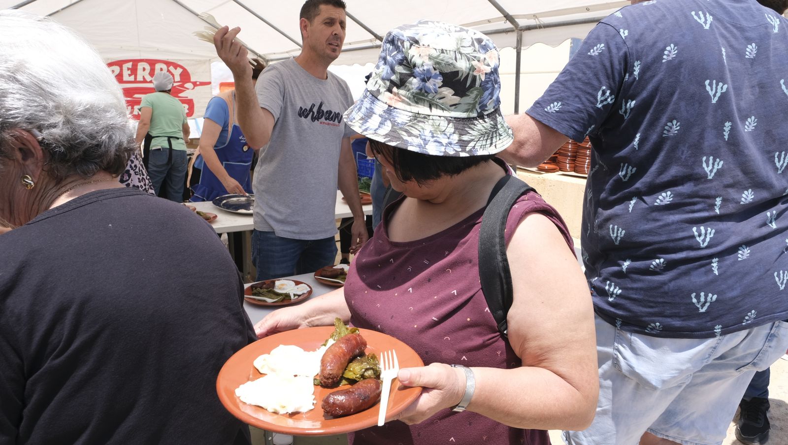 Imágenes de la degustación de huevos fritos con chorizo, en las Fiestas de Santa María del Águila
