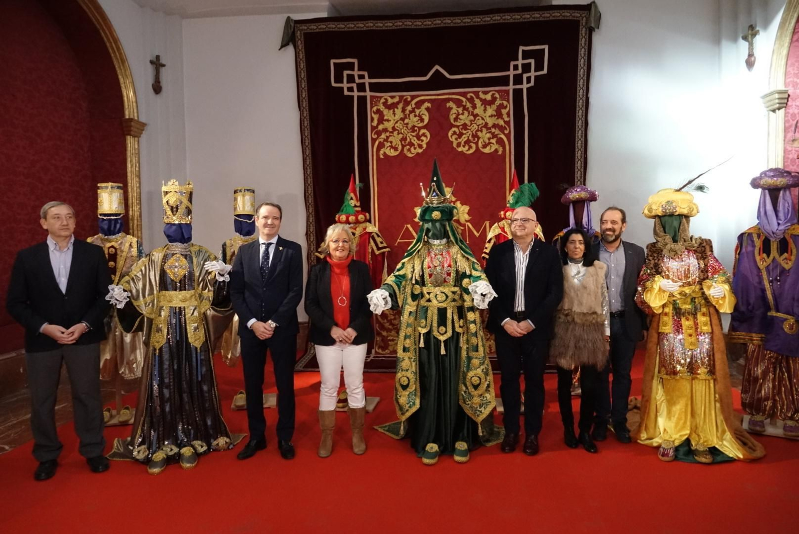Méndez, Ramírez y Cassá, junto a los trajes de los Reyes Magos.