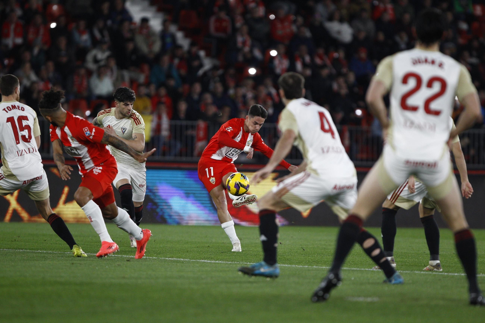 La U.D. Almería se impone por 1-0 al C.D. Mirandés y alcanza la segunda plaza, en imágenes