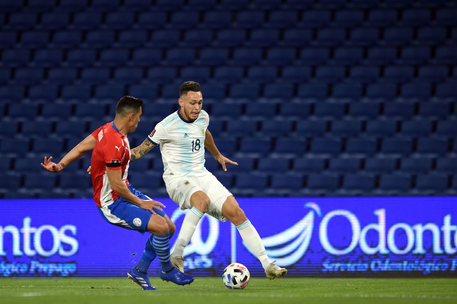 Ocampos trata de superar a Balbuena en el Argentina-Paraguay.