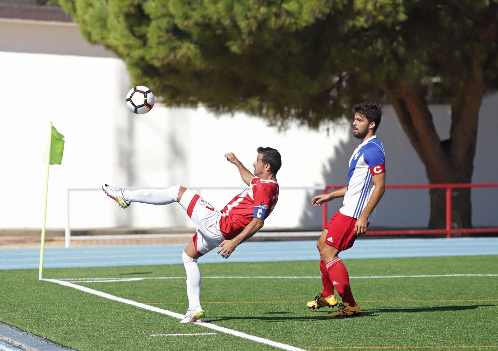 Chupi trata de controlar un balón la semana pasada.