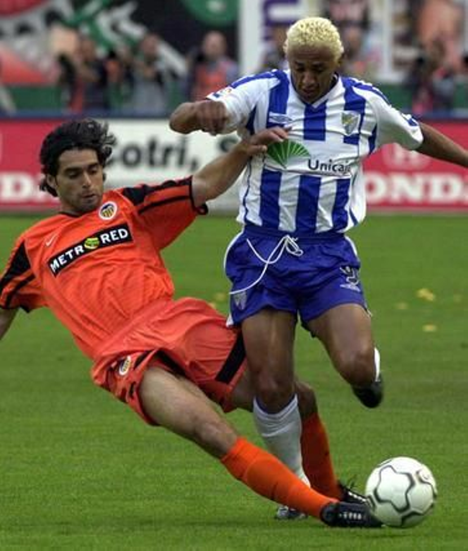 1. Dario Silva  En la cabeza de este ranking figura un malhumorado rubio de bote. En aquellos tiempos el fútbol era diferente, más agresivo y físico. Aquel uruguayo estuvo cuatro temporadas en la disciplina del Málaga. En ellas fue uno de los jugadores más polémicos que recordará el aficionado en mucho tiempo. 50 amarillas en más de 100 partidos con la blanquiazul y siete expulsiones. Su dureza y su constante enojo fueron un quebradero de cabeza para Joaquín Peiró. Esteban, Figo y, sobre todo, Guti. "No se puede ser tan nena", le decía el delantero al madridista tras dejarle varios recaditos durante un Real Madrid-Málaga.  Foto: Malaga Hoy