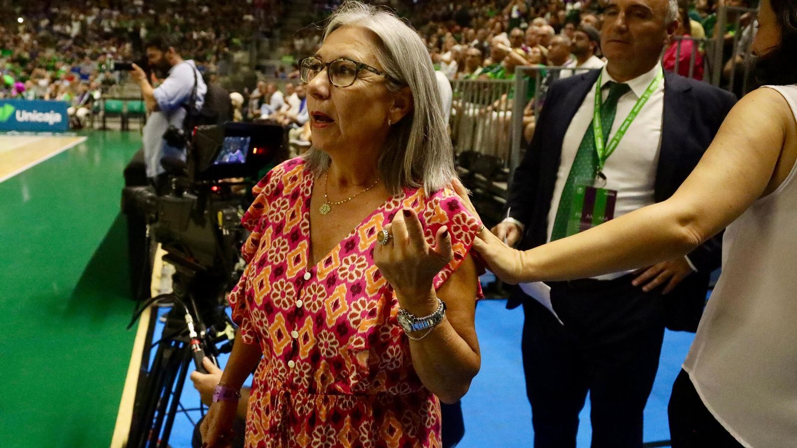La fiesta previa del Unicaja: Subida de bandera, homenaje a Toñi García, nuevo videomarcador...