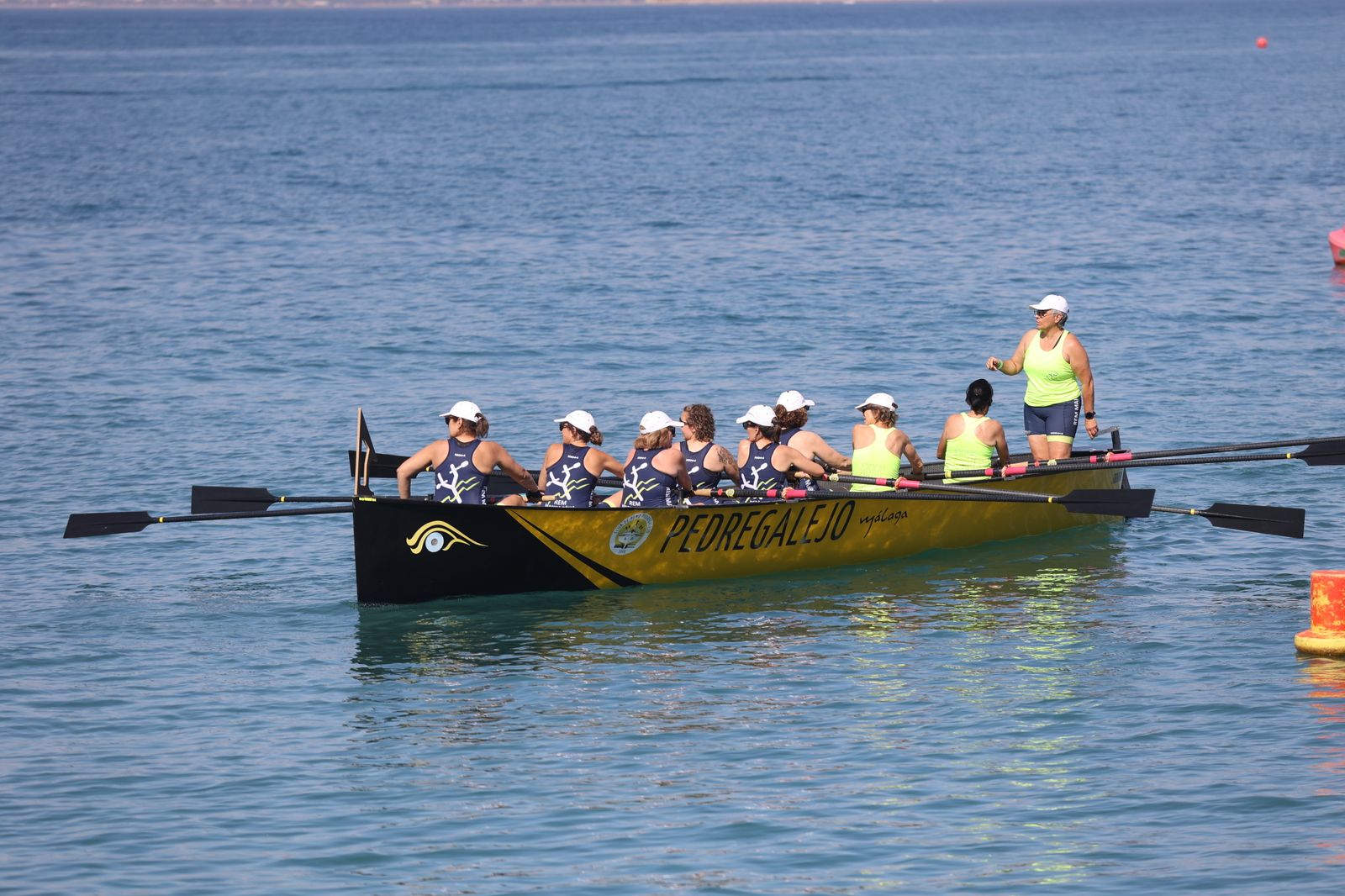 Más de 100 mujeres supervivientes de cáncer participan este sábado en una Regata Nacional en Málaga