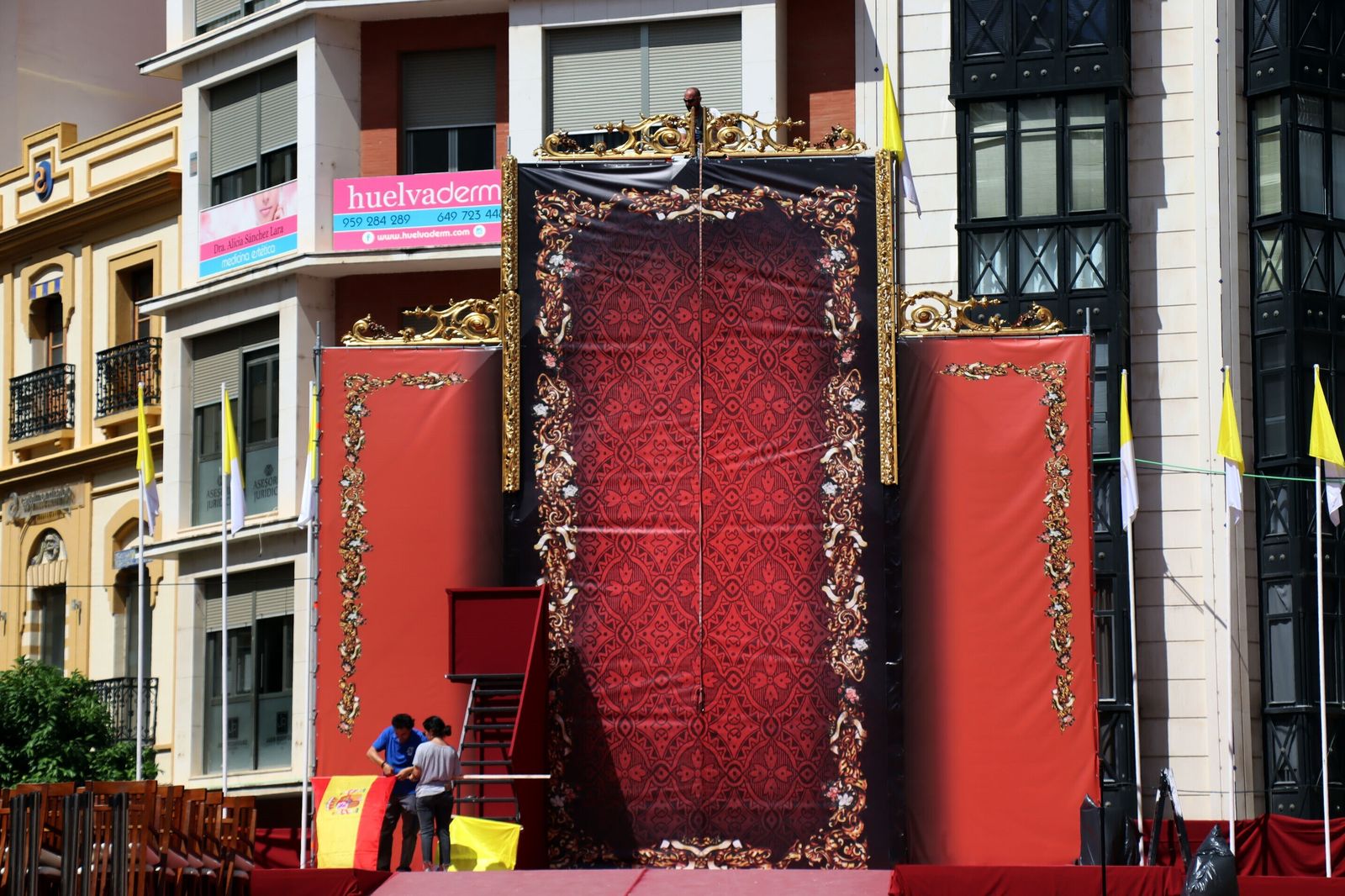 Los preparativos del altar en La Placeta.