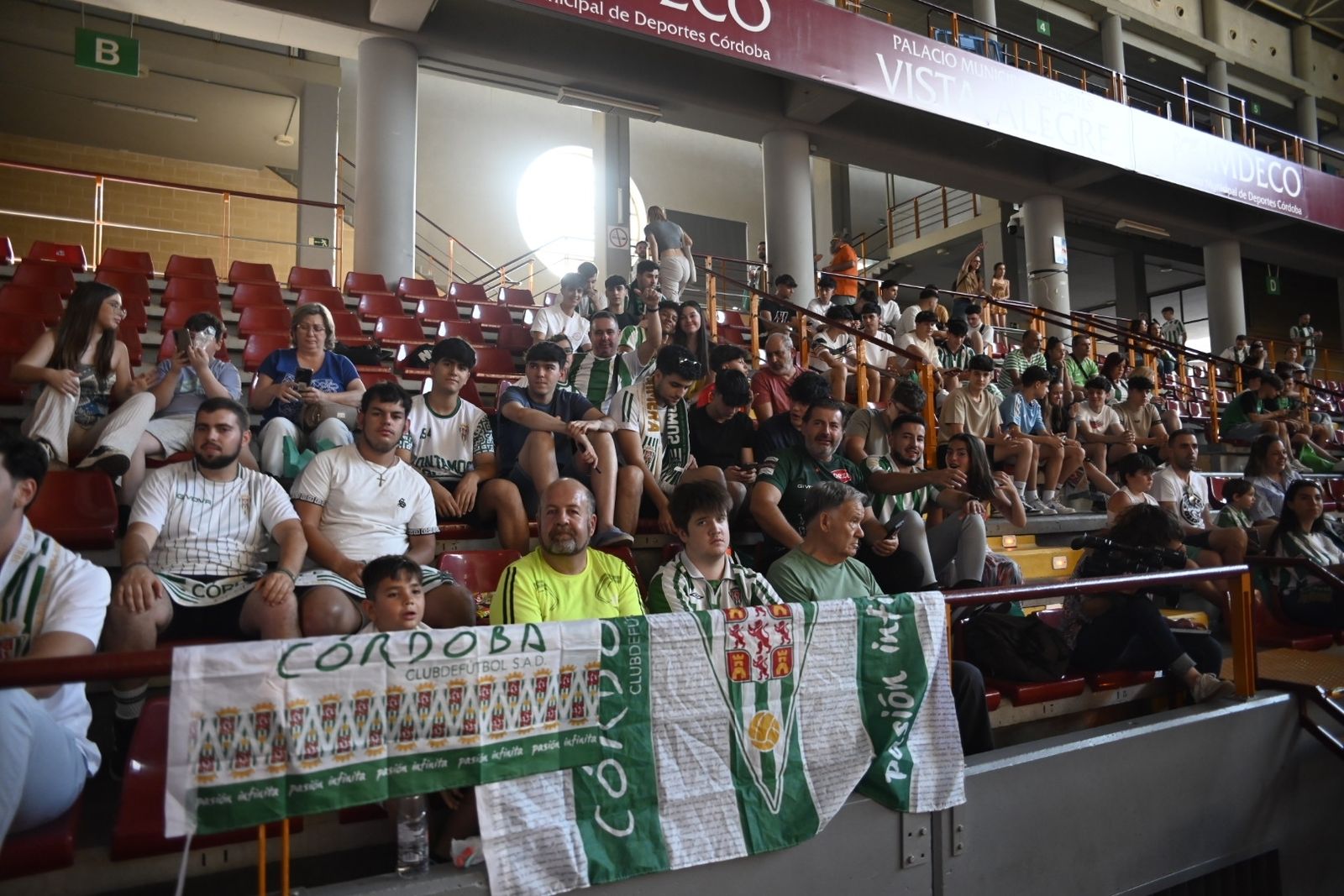 Las mejores fotos del ambiente en Vista Alegre para el Barcelona Atlètic - Córdoba CF