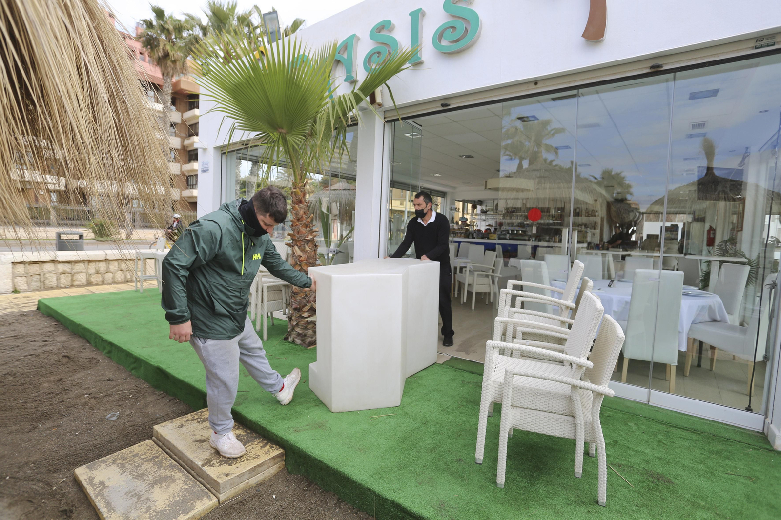Las fotos de los trabajos en los paseos marítimos y chiringuitos de Málaga para paliar los efectos del temporal