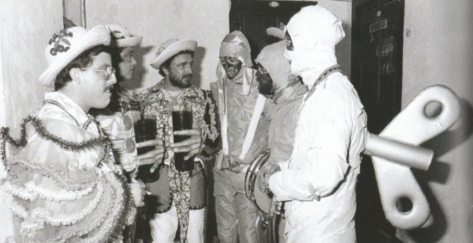 Integrantes de 'Los cubatas' y 'Las momias...' conversan en los camerinos del Falla.