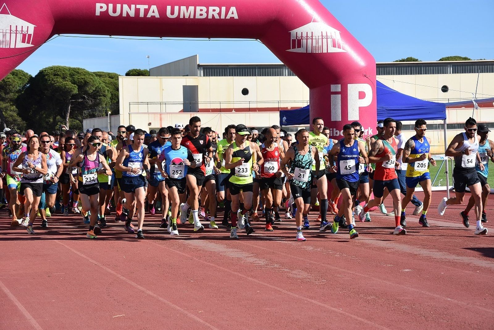 Ismael Contreras y Paula Pérez vencen en la VIII Marathon 'Ciudad de Punta Umbría'