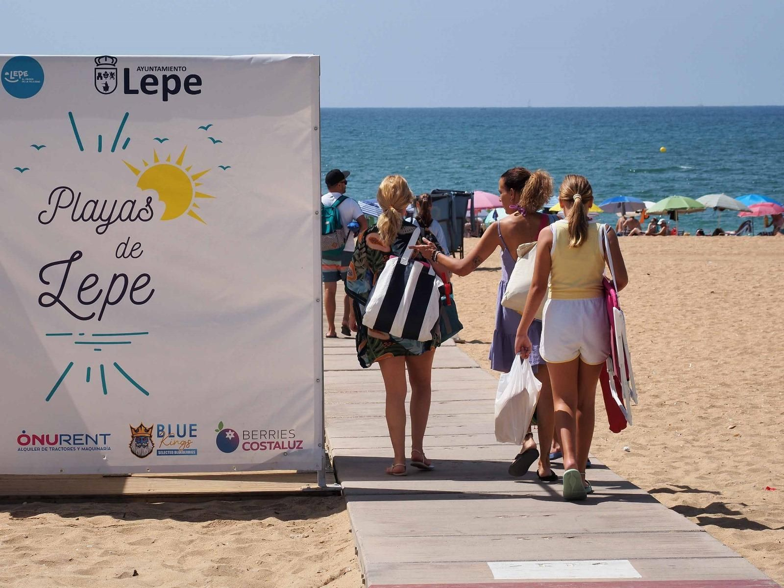 Ambiente de la playa de La Antilla a rebosar en un caluroso día