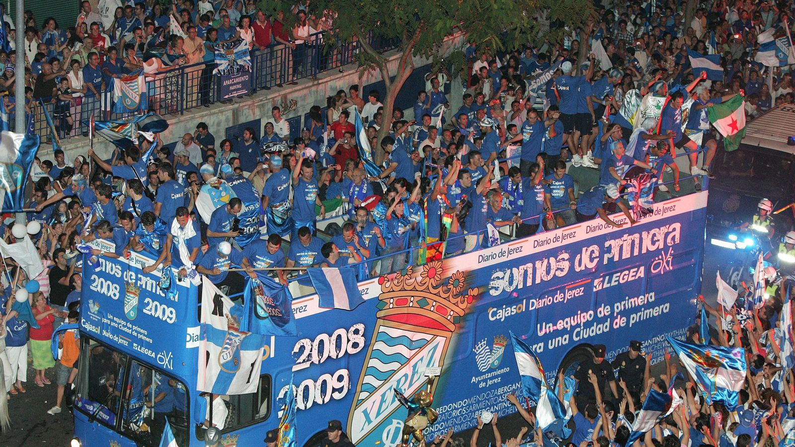 El bus descubierto que recorrió la ciudad con los jugadores y técnicos para celebrar el ascenso.