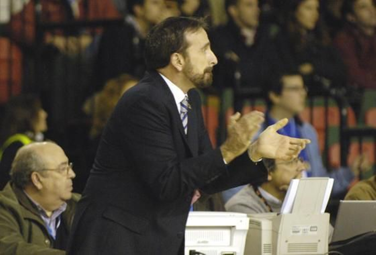 Plaza anima a los suyos desde la banda.

Foto: Manuel Gómez