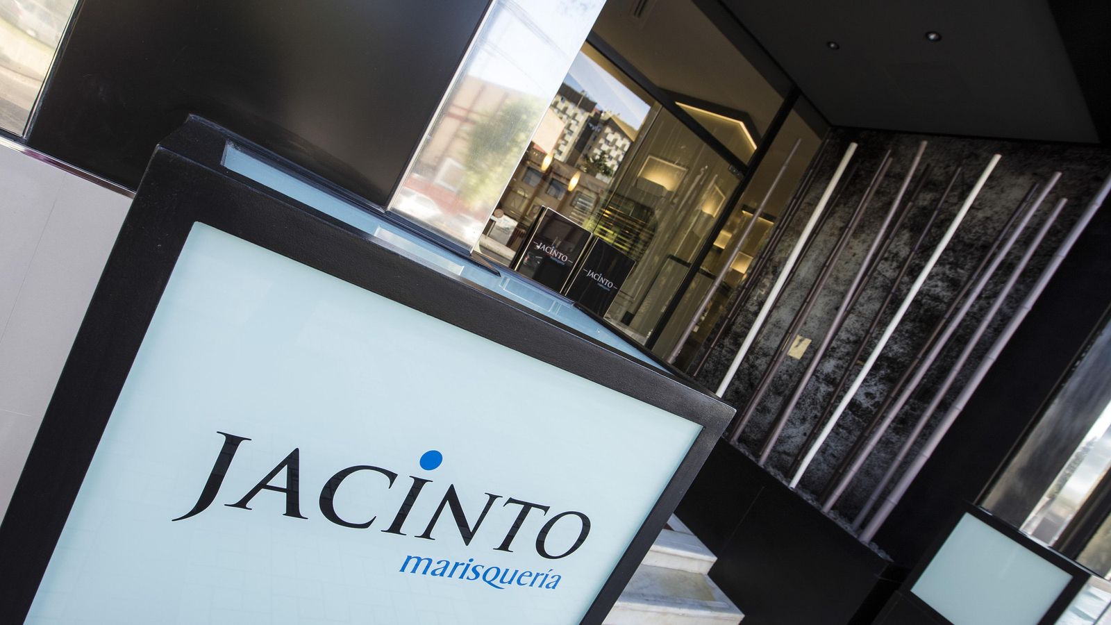 El restaurante Jacinto es un negocio familiar especializado en pescados y mariscos.