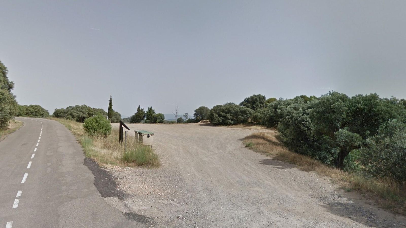 Nos desviamos de la carretera por esta especie de aparcamiento o zona de descanso.