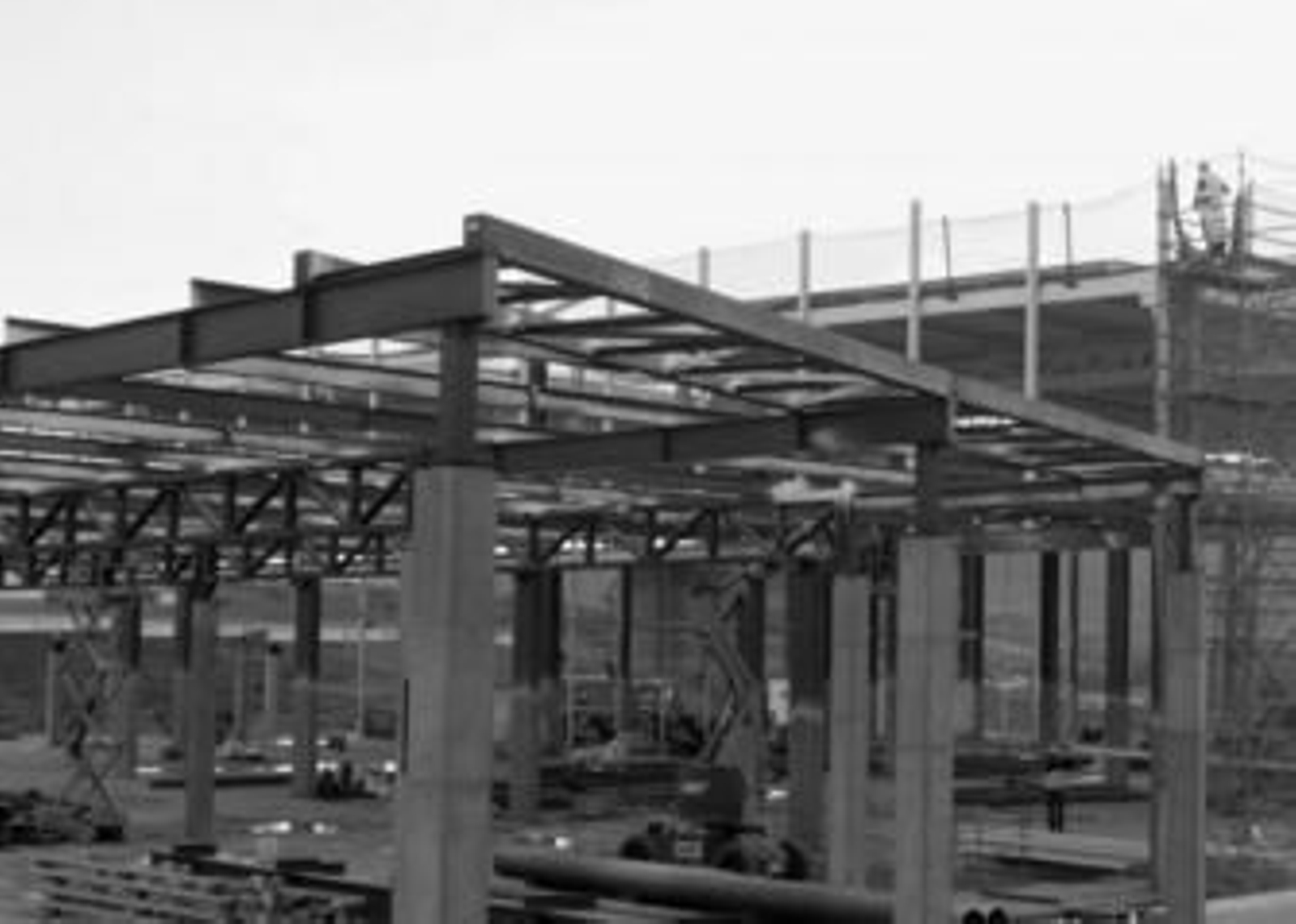 Obreros trabajan en la construcción del futuro centro comercial de Pajarete.