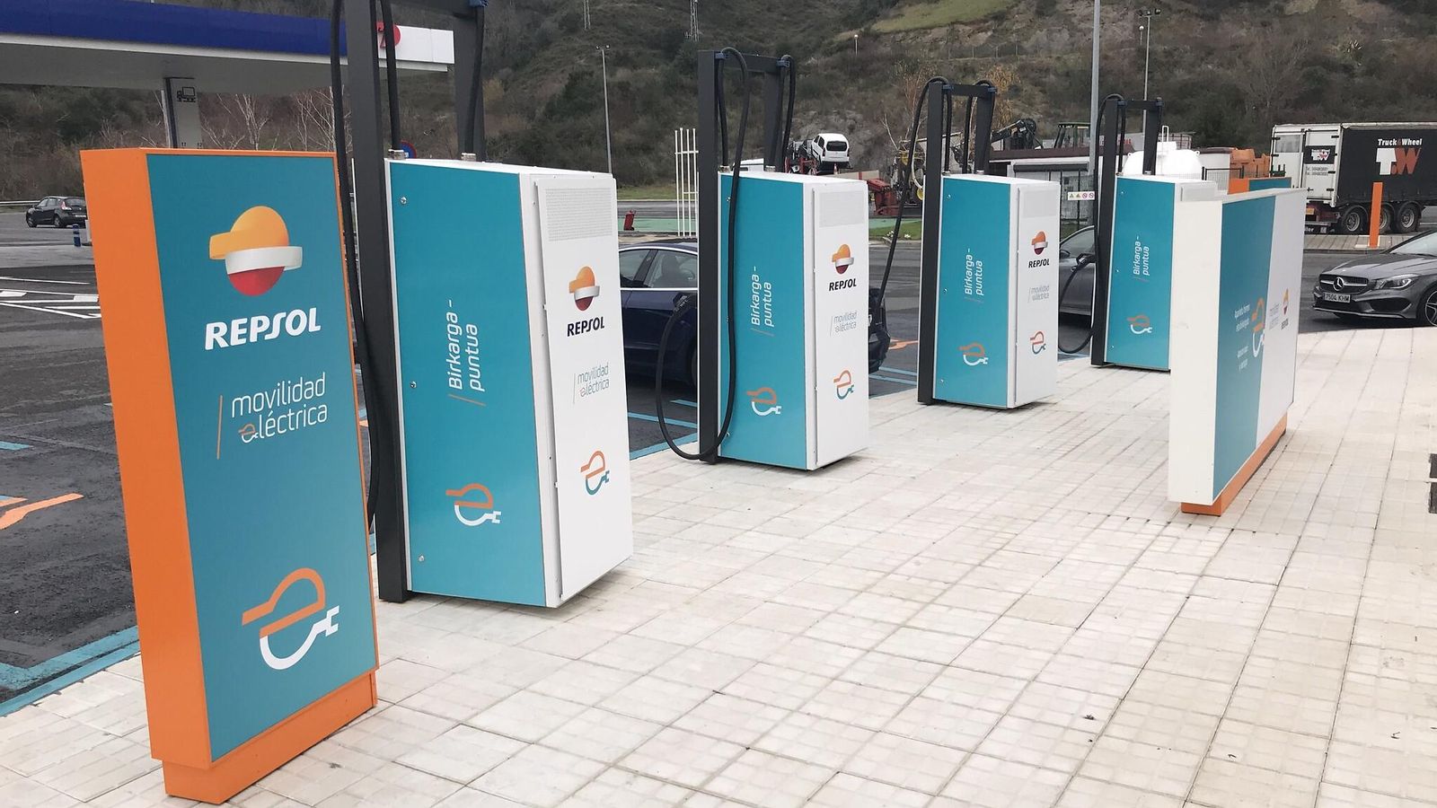 A los actuales 350 puntos de recarga rápida de público acceso con los que cuenta Repsol, a lo largo de 2022 se añadirán 650 más. A los actuales 350 puntos de recarga rápida de público acceso con los que cuenta Repsol, a lo largo de 2022 se añadirán 650 más.