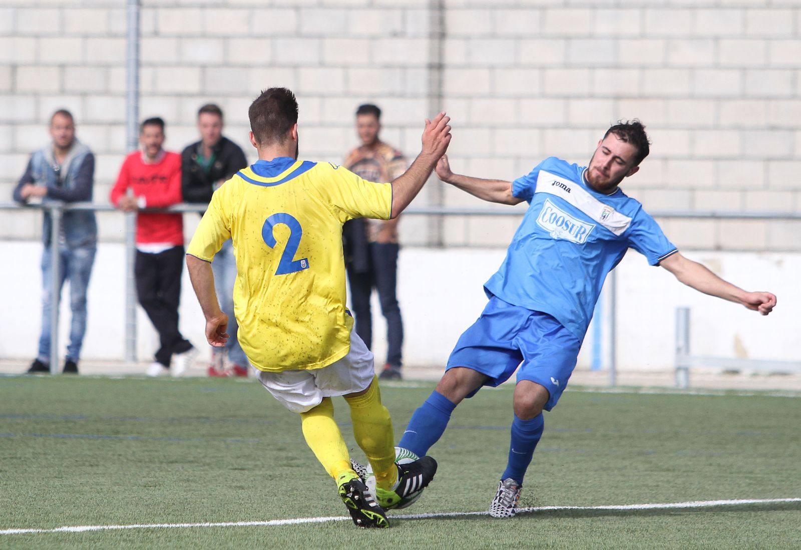Un jugador del Bellavista y otro del Nervión pelean por el balón.