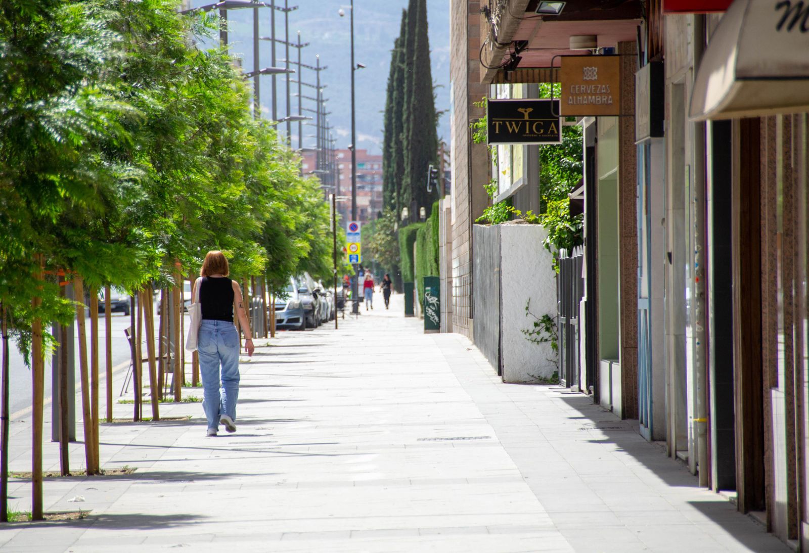 Una mujer pasea por Granada en una imagen de archivo.