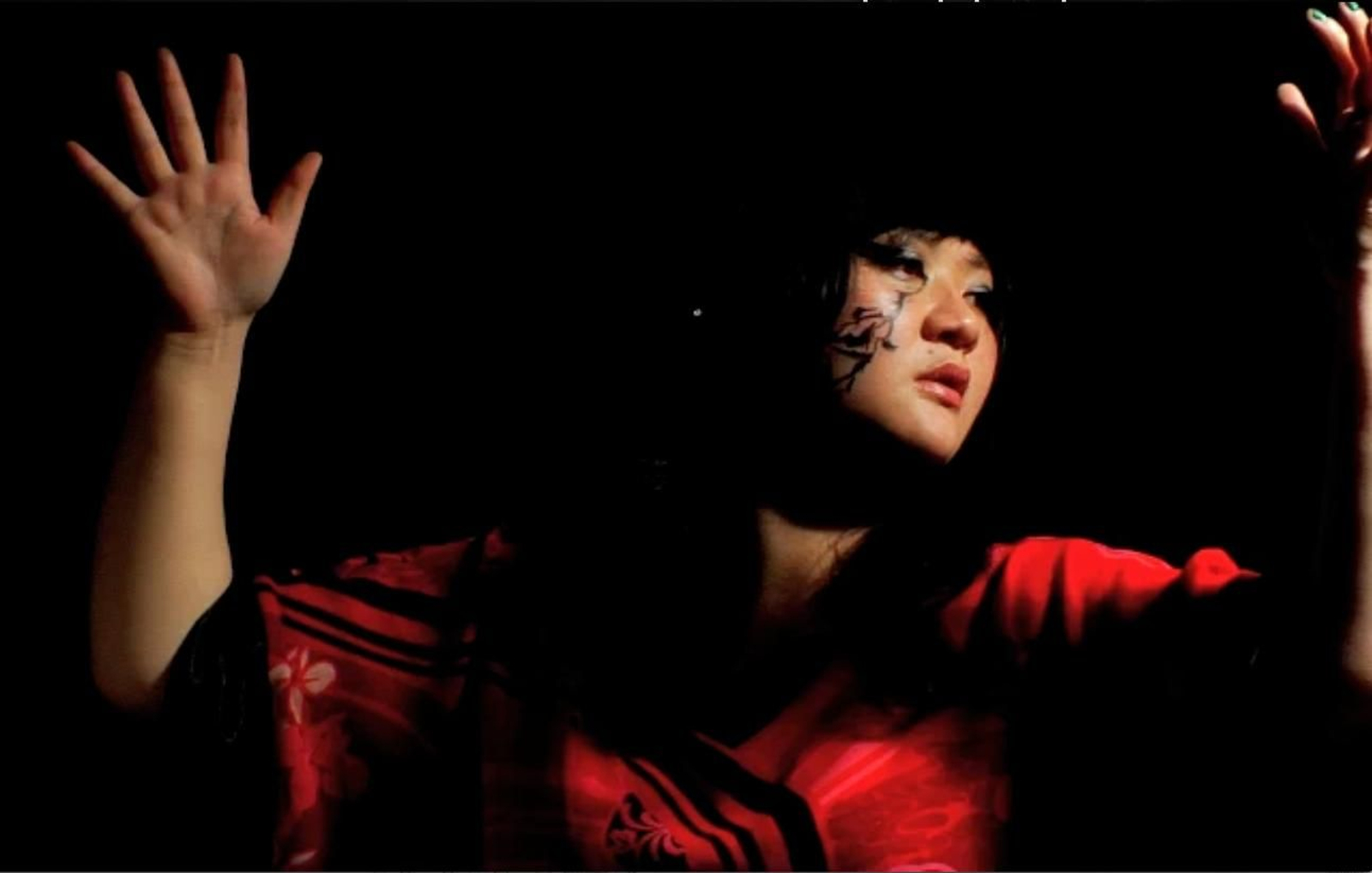 Du Yun, durante uno de sus espectáculos.