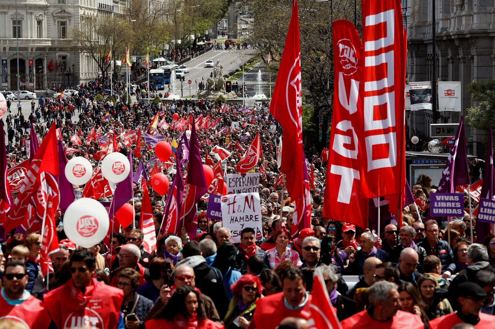 Panorámica de la manifestación de ayer, en la que se coló el morado del movimiento feminista.