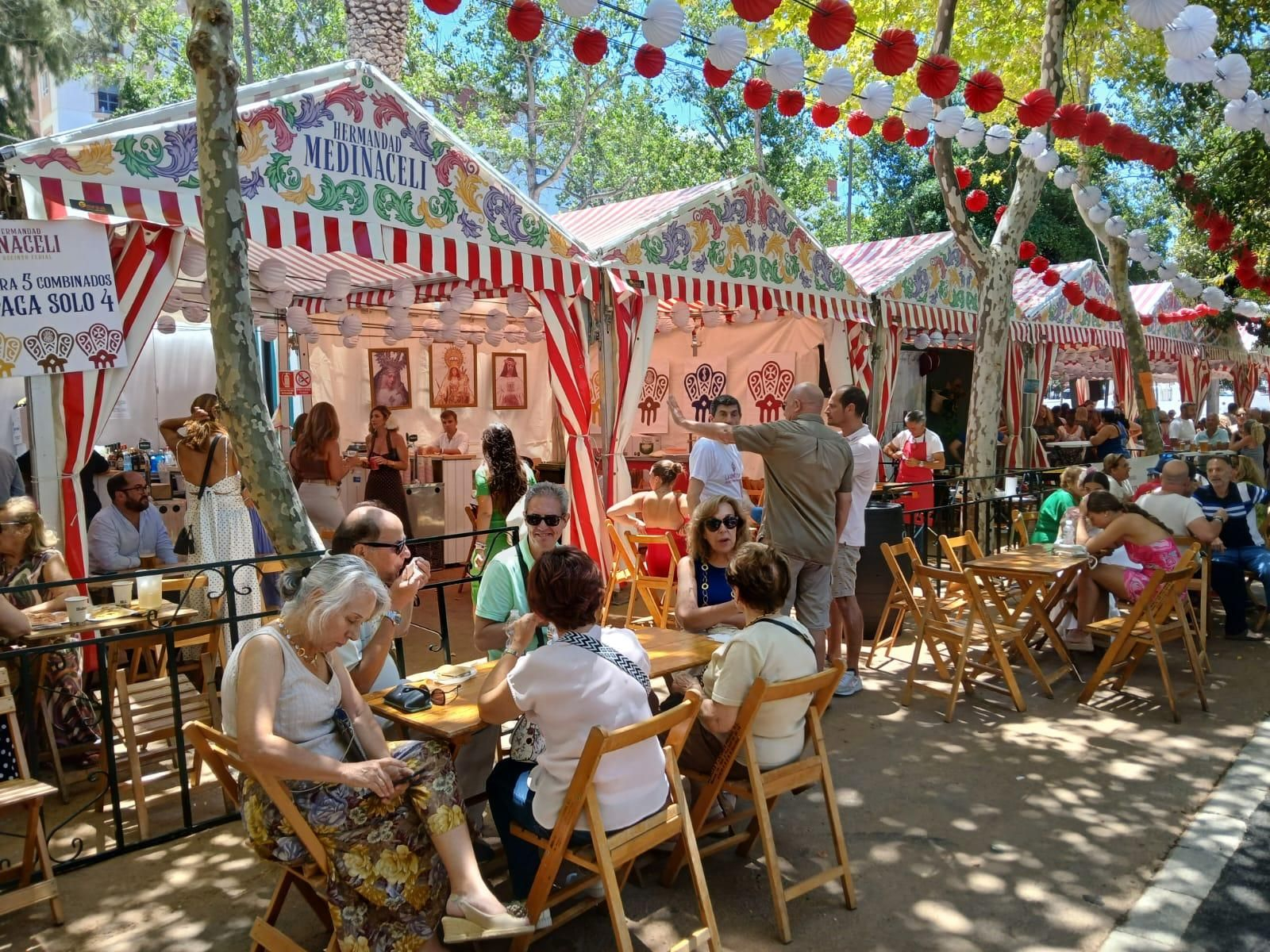 Búscate en las imágenes del Día de la Mujer de la Feria de San Fernando 2024