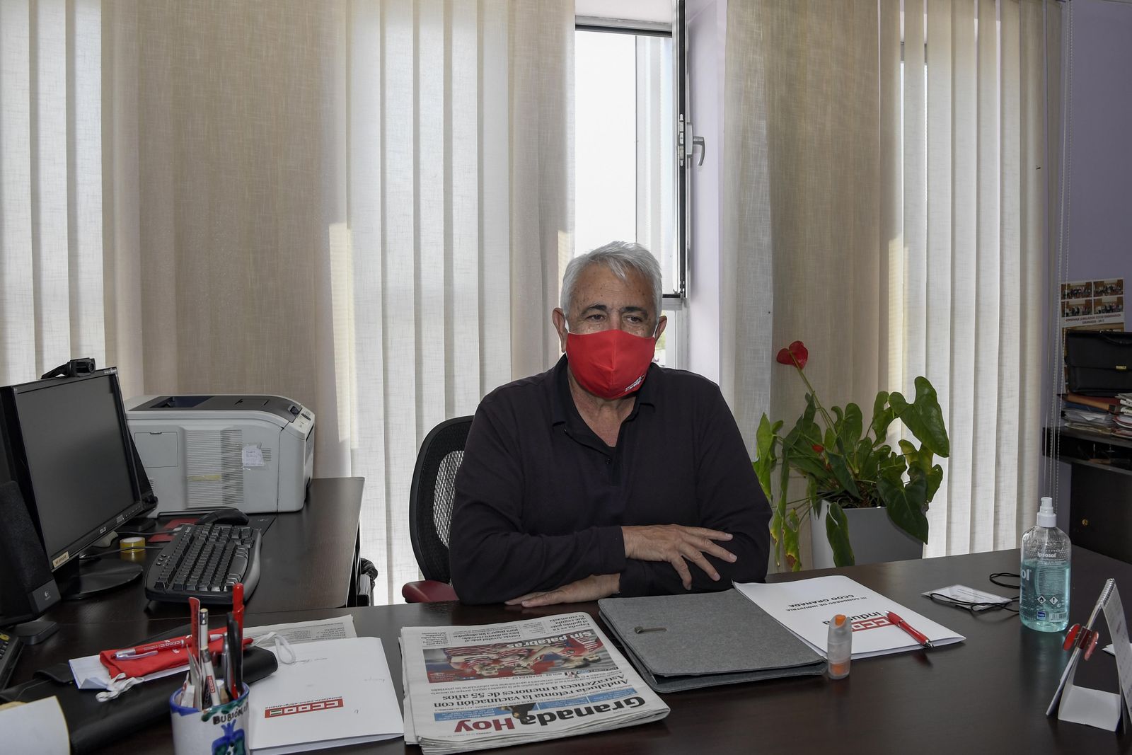 Ricardo Flores en su despacho de secretario general de CCOO Granada