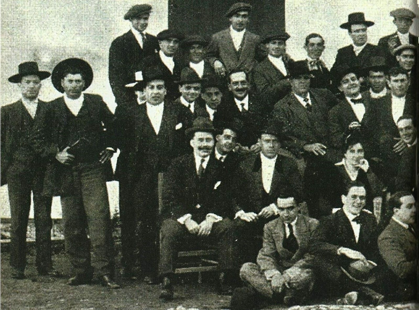 Manuel Torre, segundo por la izquierda, en una fiesta en Pino Montano. Imagen incluida en el libro 'Manuel Torre' de Carlos Martín Ballester.